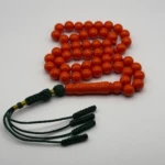 مسبحة باكالايت أحمر دمي فاخر – 51 حبّة – 10 مم مع كركوشة سوداء و ذهبي