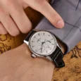 ساعة 1963 طيار مع حركة ST1780، مقاومة للماء حتى 50 مترًا ومينا رمادي أنيق.